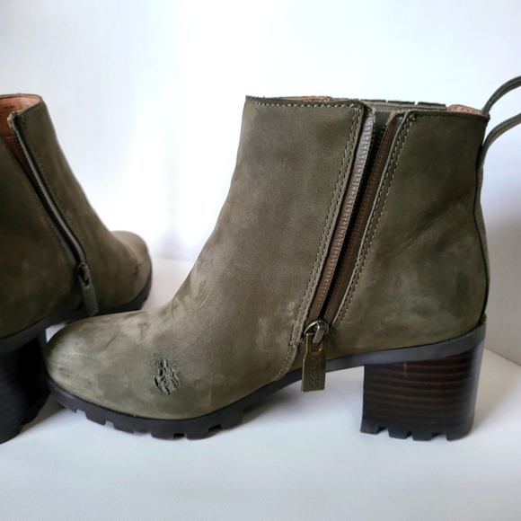 Vionic Chelsea Boots - Picture 5 of 7